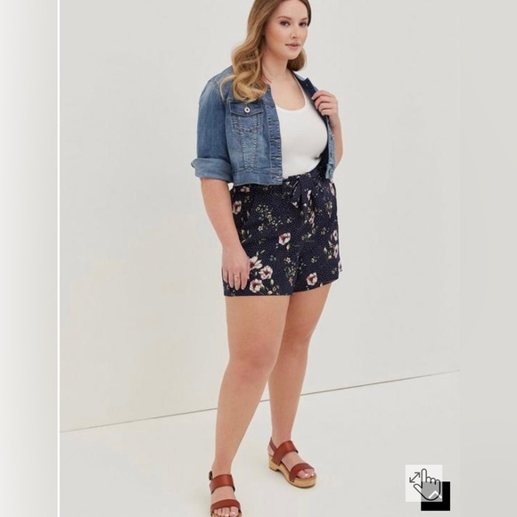 Torrid sz 4 tie front stretch crepe shorts NWT - Picture 2 of 9